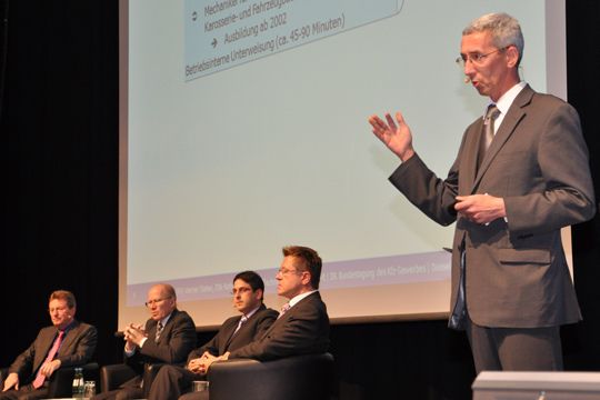 Abgerundet wurde die diesjährige Bundestagung von einer Podiumsdiskussion mit Impulsvorträgen zum Thema „Batterie, Brennstoffzelle oder doch Verbrennungsmotor – welchem Antrieb gehört die Zukunft und was bedeutet das für Ihren Betrieb“. ZDK-Referent Werner Steber: „Wir können Elektrofahrzeuge.“ (Rehberg)