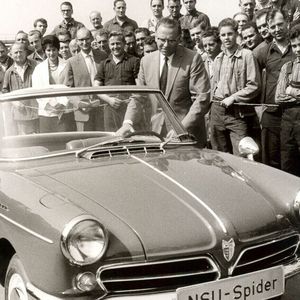 Dr. Gerd Stieler von Heydekampf, der damalige Vorstandsvorsitzende des NSU, präsentiert den Mitarbeitern den NSU Wankel Spider. Der Applaus ist groß – die Erwartungen sind es ebenfalls. Doch mit gerade einmal 2.375 gebauten Exemplaren wird der kleine Sportwagen alles andere als ein wirtschaftlicher Erfolg.(Bild:  Audi AG)