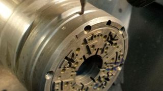 Die Lefo Formenbau hat gemeinsam mit MMC Hitachi Tool Bearbeitungsstrategien entwickelt, mit denen sich auch schwierig zerspanbare Materialien mit hochwertigen Vollhartmetall-Fräsern wirtschaftlich schruppen und bis auf Fertigmaß schlichten lassen. (Lefo/MMC Hitachi)