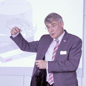 Hermle Vorstand Franz-Xaver Bernhard auf der Pressekonferenz am 9. Mai 2019.