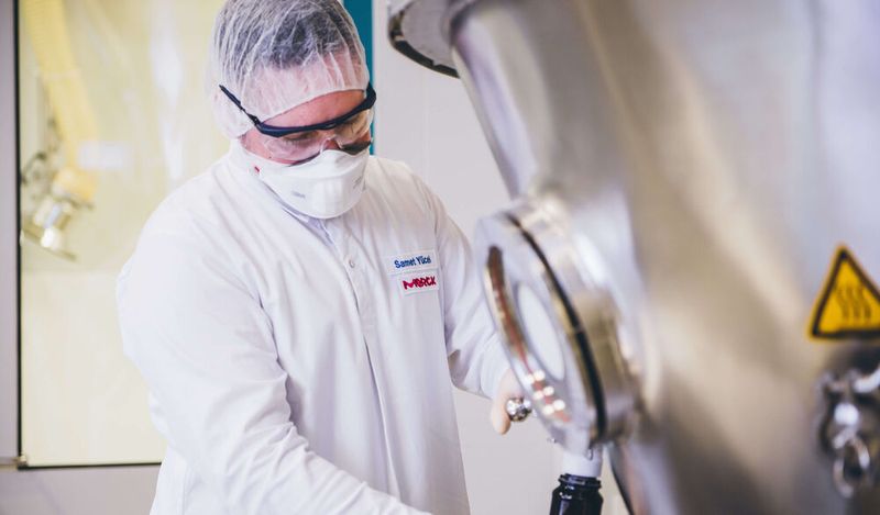 Nummer 6: Mit 26,5 Punkten landet Merck auf Platz 6. Der Konzern punktet mit der Kommunikation der eigenen Werte. Über das Engagement für mehr Zukunftsfähigkeit wird mithilfe eines Nachhaltigkeitsberichts und einer hauseigenen Sustainability-Strategie ausführlich berichtet. Leider verpasst es die Karriereseite, die eigenen Mitarbeiter und Mitarbeiterinnen zu Wort kommen zu lassen.  (Bild: Tobi Bohn/Merck)