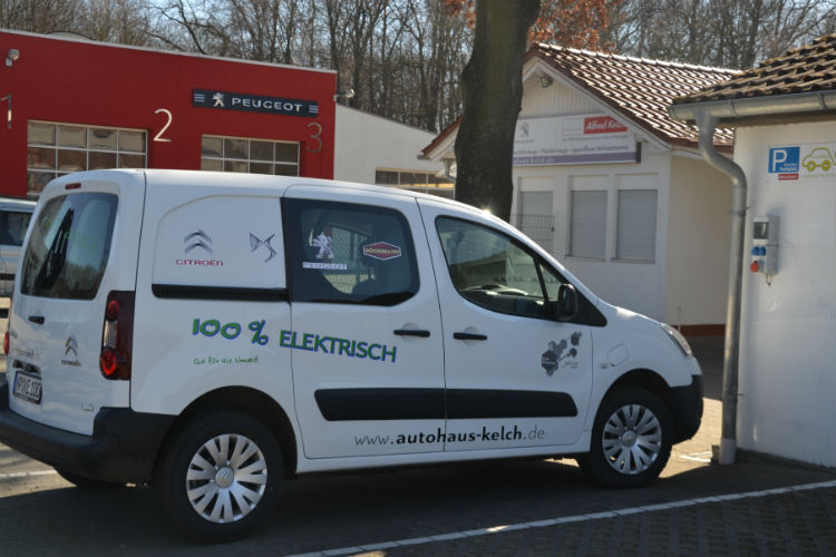 Das Autohaus Kelch ist auch beim Thema Elektroantrieb dabei. Es bietet eine E-Tankstelle an. (Foto: Mauritz)