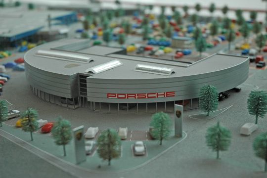 Gestern noch Modell, heute schon Realität: das Porsche-Zentrum in Kassel. (Archiv: Vogel Business Media)