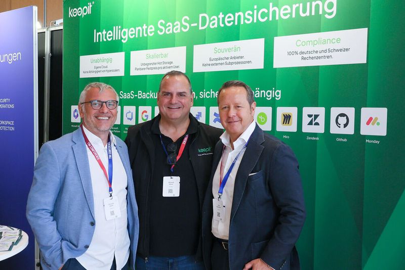 TIM-Vorstand Jörg Eilenstein (r.) im Gespräch mit Michael Heuer (m., Keepit) und seinem Kollegen Christian Moser (TIM) (Bild: TIM AG)