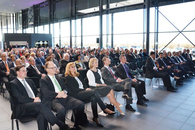 Er nutzte die Gelegenheit, den geladenen Gästen und Kunden der Niederlassung ... (Foto: Michel)