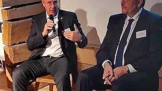 Herbert Kindermann (Geschäftsführer Allgeier IT Solutions), Reiner Kasperbauer (Geschäftsführer, MDK Bayern) und Prof. Dr. med. Siegfried Jedamzik (Facharzt für Allgemeinmedizin) (v. l.) diskutieren, wie der Wissenstransfer aus anderen Branchen gelingen kann (© Healthcare Media Portal)