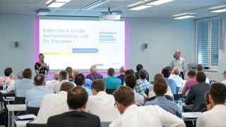 Reinhard Mansius, Autor des Praxishandbuchs Antriebsauslegung, erklärt auf dem Anwendertreff mechatronische Antriebstechnik, wie man Fehler bei der Antriebsauslegung vermeidet. (Untch/Vogel Corporate Media)