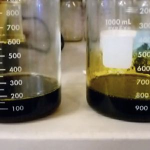 Abb. 2: Veredelter THC-Ölextrakt: Links aus dem Rotationsverdampfer, rechts aus dem Rocket 4D Synergy Evaporator