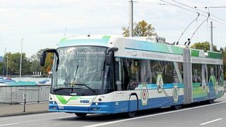 Der SwissTrolley plus: Das rein elektrisch angetriebene Fahrzeug ist auf den Linien der Verkehrsbetriebe Zürich unterwegs und bietet Platz für rund 160 Fahrgäste.  (Carrosserie Hess)