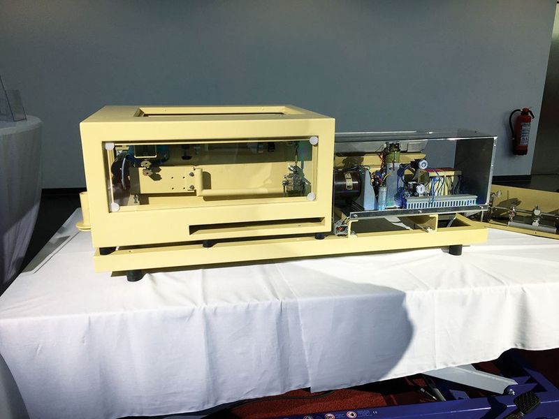 Manch ein Kunde erinnerte sich noch: Die Dosierbandwaage 150F von 1978 arbeitete noch mit Initiatoren und ohne Messzelle. Für die Gewichtsregelung sorgte ein Stelltransformator. (Bild: Brabender Technologie)