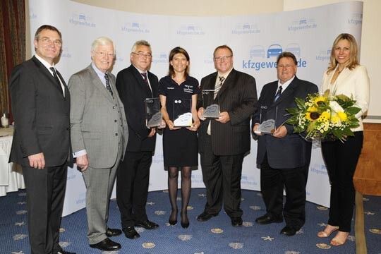 Die Gewinner 2012: (v. li.) Holger Winter, Evita Rösch, Carsten Samrei und Hans-Jürgen Schürmann. Blumen gab es von Andrea Grießmann. Es gratulierten Dietmar Neubauer und Robert Rademacher. (Foto: ZDK)
