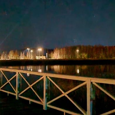 Gewöhnungsbedürftig für Nicht-Finnen. Ein Saunabesuch gehört zur finnischen Kultur - immerhing gibt es schätzungsweise über 3,3 Millionen Saunen im Land -, selbst wenn es um KI-IT geht. Hier, im Bild, steigt man zur Abkühlung, auch wenn draußen Eiseskälte herrscht, in einen abgelegenen See mit Blick auf einen Teil von Turku.  (Bild: Business Finland)