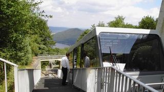 Bis zu 54 Personen lassen sich mit der Standseilbahn mittels der Simatic-Safety-Steuerung sicher zum Ziel befördern. (Archiv: Vogel Business Media)