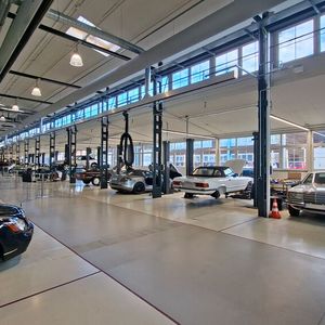 Mehr als 22 Hebebühnen stehen den Mechanikern, Mechatronikern und einer Mechatronkerin nun zur Verfügung. Zudem verfügt fast jeder Bühnenarbeitsplatz über einen weiteren Bodenarbeitsplatz. So entsteht kein/kaum Stillstand, wenn's auf der Bühne mal nicht weitergeht.(Bild:  Dominsky – VCG)
