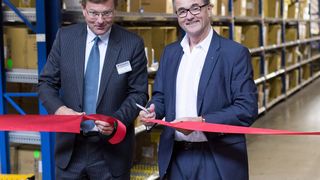 Gary Milner (l.) und Klaus Hellmann geben den offiziellen Startschuss für die Zusammenarbeit. (Bild: Hellmann)