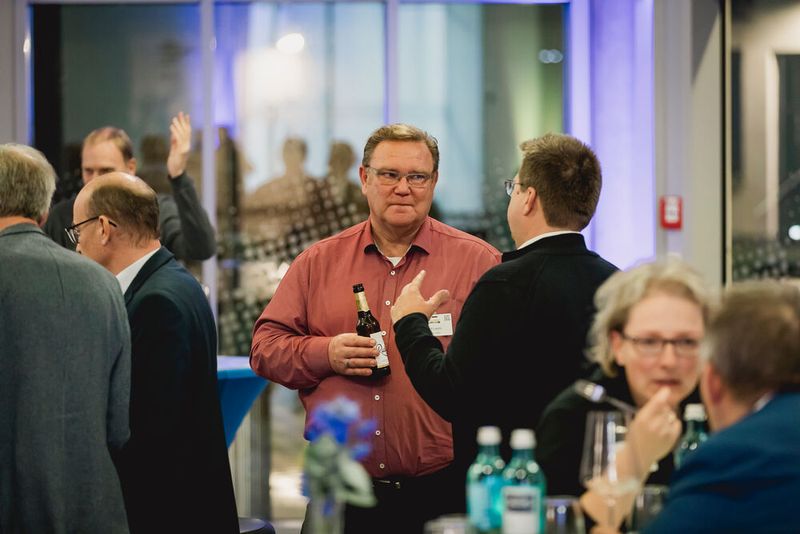 Entscheider nutzen die entspannte Atmosphäre für strategische Partnerschaften. (Bild: Stefan Bausewein)