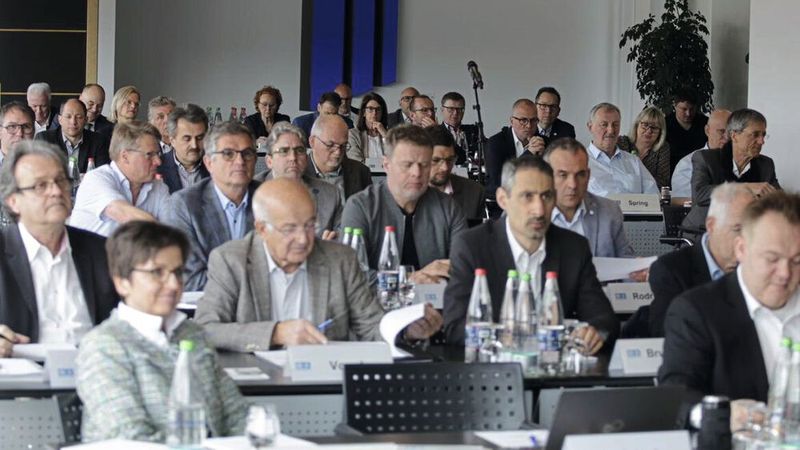 Mit den Fragen zu der bevorstehenden Transformation des Kfz-Gewerbes beschäftigten sich die Innungsvertreter des Landes Baden-Württemberg in Stuttgart. (Bild: Kfz-Gewerbe Baden-Württemberg)