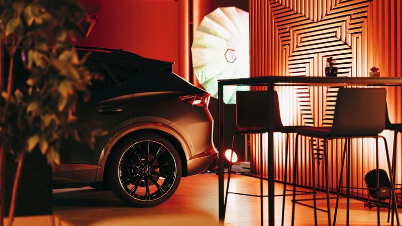 Wegen der Corona-Verzögerungen hat Kahle die aktuelle Innen-CI mit ihren Holz- und Beton-Elementen umsetzen können. (Bild: Autohaus Kahle)