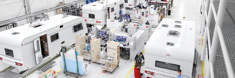 Mit AR ist ein Caravan-Hersteller in der Lage, neue Varianten sofort am Band zu produzieren.(Bild:  LMC Caravan)