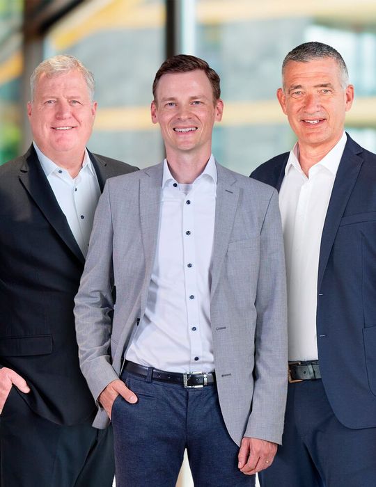 Die Dello-Geschäftsleitung (von links): Christian Cuypers, Björn Heilmann und Björn Böttcher.(Bild:  Dello)