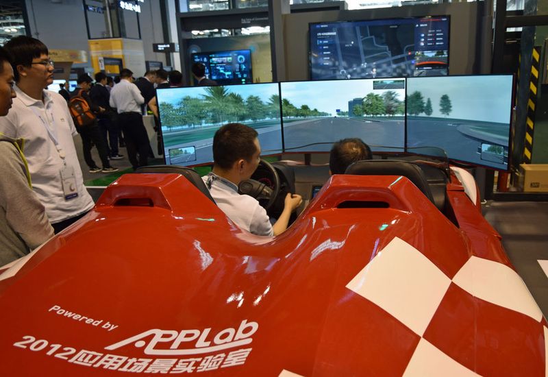 Ein Fahrsimulator zeigt, wie die autonome Steuerung Fehler des Autofahrers korrigiert. (Ludger Schmitz / CC BY 3.0)