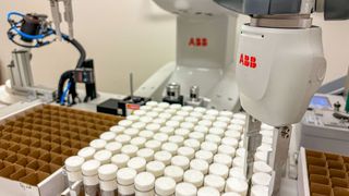 Yumi from ABB takes over the entire process of transferring the fruit flies and performs ten pre-programmed steps for this purpose. (Image:ABB)