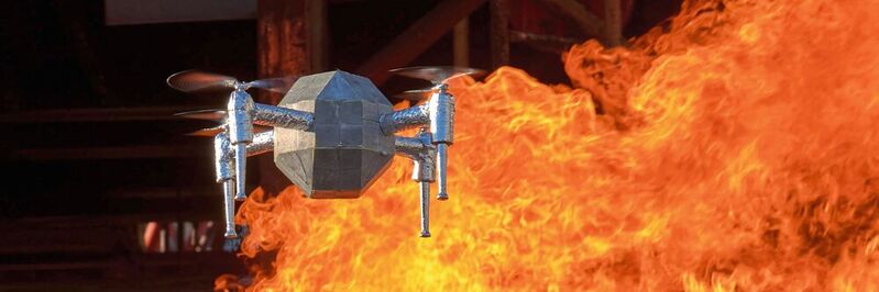 Gegen offene Feuer beständig: Dank leichter und hoch wärmebeständiger, von den Spezialisten der Empa entwickelter Kunststoffe können künftig Dronen bei Bränden die Feuerwehr unterstützen, Brandherde zu erkunden.  