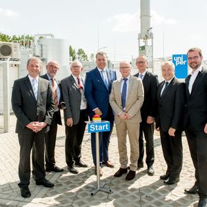 Die Projektpartner bei der Eröffnung der Methanisierungsanlage: Eckhardt Rümmler, Chief Operating Officer von Uniper, Prof. Thomas Kolb, KIT, Helmut Knauthe, Chief Technology Officer von Thyssenkrupp Industrial Solutions, Christian Ehler, Mitglied des Europäischen Parlaments, Jochen Homann, Präsident der Bundesnetzagentur für Elektrizität, Gas, Telekommunikation, Post und Eisenbahnen, Axel Wietfeld, Geschäftsführer von Uniper Energy Storage, Frank Gröschl, Leiter Technologie und Innovationsmanagement des DVGW Deutscher Verein des Gas- und Wasserfaches und René Schoof, Fachabteilungsleiter Operational Performance Surface Storage Facilities (v.l.n.r.).

