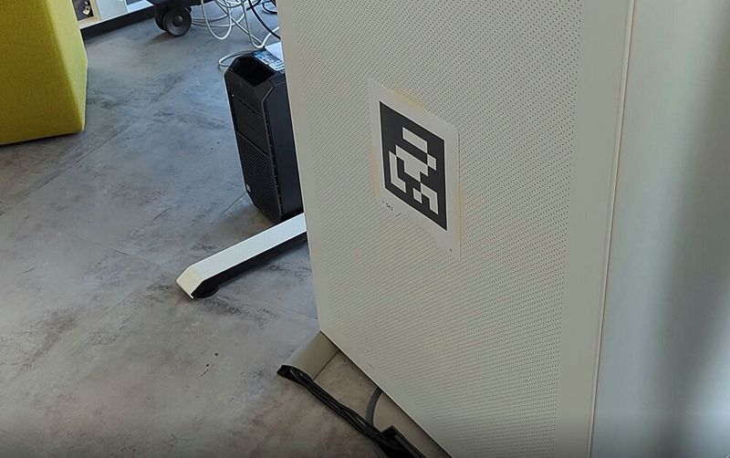 Ein Fiducial, eine Art QR-Code, dient dem RoboDog als Referenz: Er weiß, wo solche Zeichen, etwa im Lagerhaus oder im Freien, angebracht sind und markiert diese Orte im Controller in Violett, nachdem er diese als Referenzpunkt erkannt hat.  (Harald Karcher)