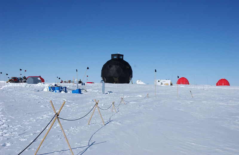 Abb. 3: Das Camp des Forschungsprojekts NEEM auf dem grönländindischen Inlandeis. (Bild: Sepp Kipfstuhl, Alfred-Wegener-Institut)