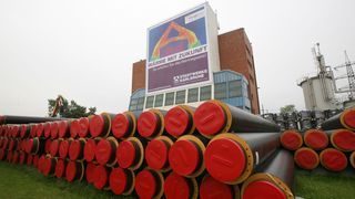 Mit Hilfe von Plattenwärmetauschern aus dem Hause Alfa Laval wird die Prozessabwärme der MiRO-Raffinerie in Karlsruhe  über eine 5 km lange Fernwärmetransportleitung zum Heizkraftwerk West in das Fernwärmenetz der Stadtwerke eingespeist.  (Bild: Alfa Laval)