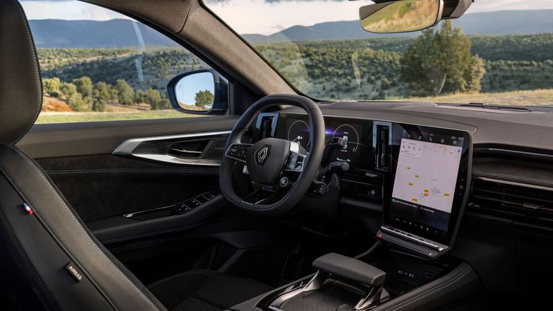 Abseits der Triebkräfte hat Renault viel Herzblut in das Design und in den Einsatz von insgesamt 32 Assistenzsystemen gesteckt. (Bild: Renault)