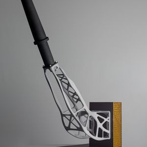 Mit rund 40 cm Länge ist die Antennenhalterung eines der längsten jemals im Pulverbett-Verfahren hergestellten Metall Bauteile.