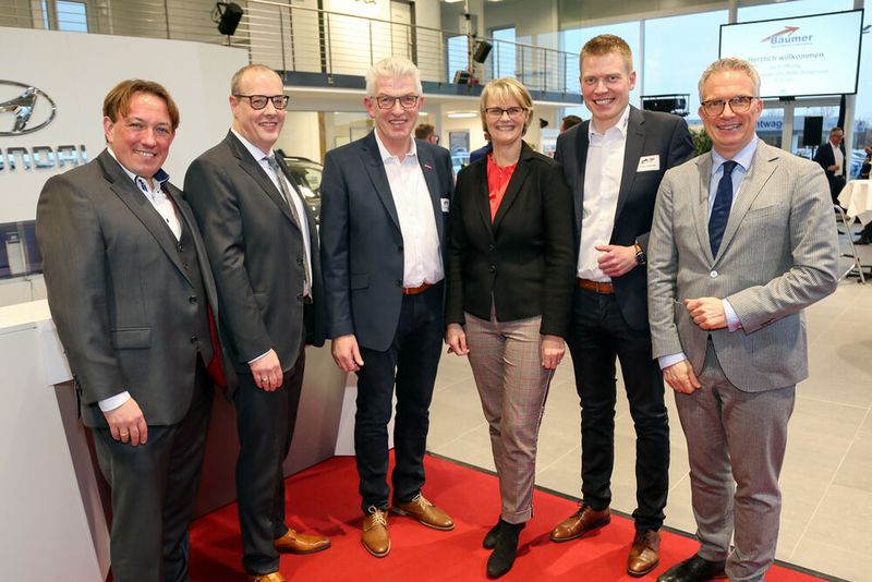 Marc Schrameyer, Bürgermeister Stadt Ibbenbüren, Holger Müller, Direktor Vertrieb Hyundai Motor Deutschland, Thomas Bäumer, Anja Karliczek, Bundesministerin für Bildung und Forschung, Franz Bäumer und Frank Tischner, Hauptgeschäftsführer Kreishandwerkerschaft Steinfurt-Warendorf. (Bild: Autohaus Bäumer)