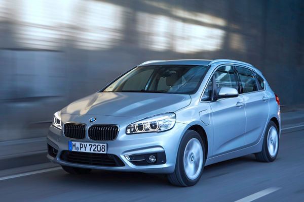 Im 225xe sitzt die E-Maschine an der Hinterachse – und sorgt damit ohne Kardanwelle für den Allradantrieb.  (BMW)