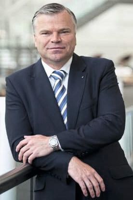 Jörg Hofmann wird vom 4. Februar 2019 an als CEO die Verantwortung für London Electric Vehicle Company (LEVC) übernehmen. Das Unternehmen gehört zur Geely New Energy Commercial Vehicle (GCV) Division und baut zur Zeit elektrische Taxis im Londoner Stil. Hofmann folgt damit auch Chris Gubbey, der seinen Rückzug angekündigt hat.  (LEVC)