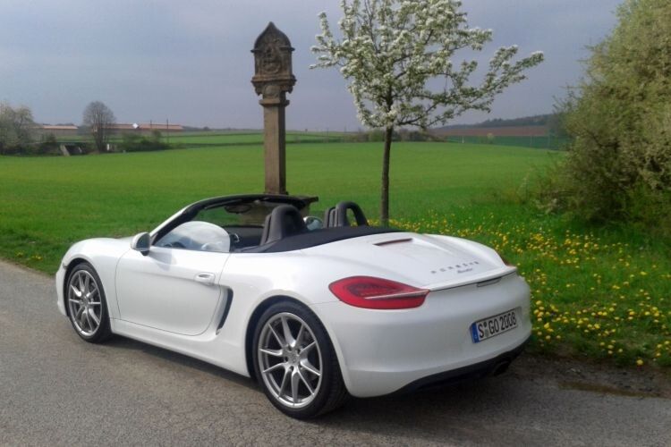 Ein schöner Rücken weiß zu entzücken – vorallem offen: Auch von hinten ist der Boxster unverkennbar Porsche. (Foto: Dominsky)