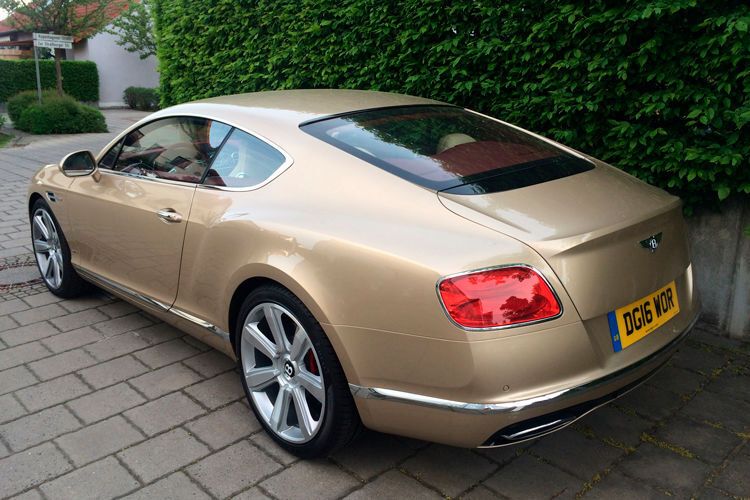 Nein, weder unser Verleger noch der Chefredakteur von »kfz-betrieb« fährt einen Dienstwagen mit Bentley-Emblem. (Foto: Michel / »kfz-betrieb«)