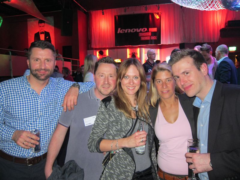 (v. l.) Thorsten Flügel, Stefan Schmitt und Karina Surmann, Tarox, mit Verena von Oertzen und Philipp Walossek, LG (Bild: IT-BUSINESS)