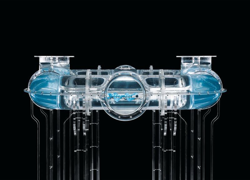 Mithilfe künstlicher Intelligenz manövriert sich der Unterwasserroboter  selbstständig durch ein Rohrsystem aus Acrylglas. (2018 Ruediger J. Vogel/Festo)