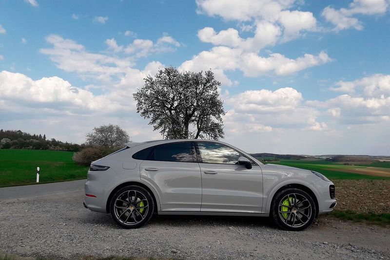 Das Cayenne Coupé braucht einfach Platz, um zu wirken. (Bild: Rosenow/»kfz-betrieb«)