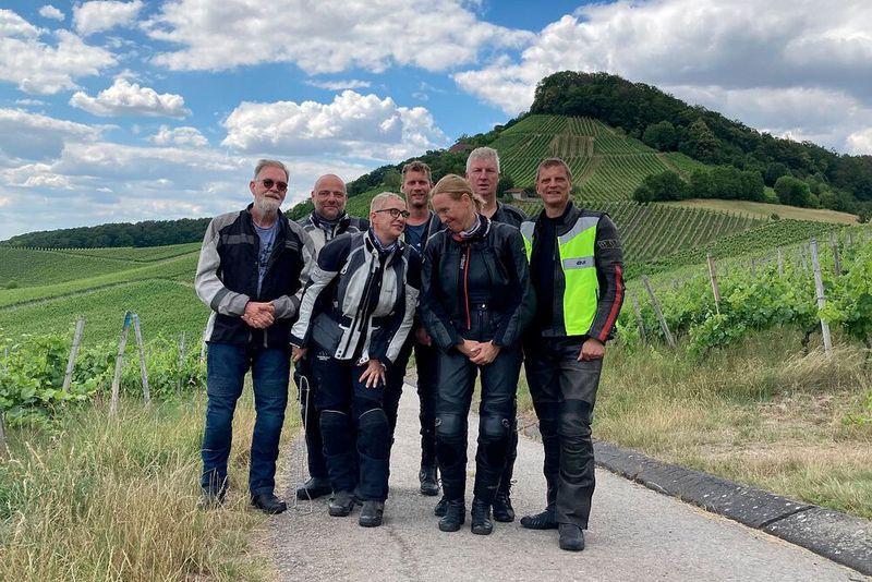 Hier hat sich Gruppe 6 malerisch vor einen der schönsten Weinberge Frankens postiert. (Bild: Dotzler, Dominsky, Lacher, Maderner, Michel, Rosenow, Schweitzer/»kfz-betrieb“)