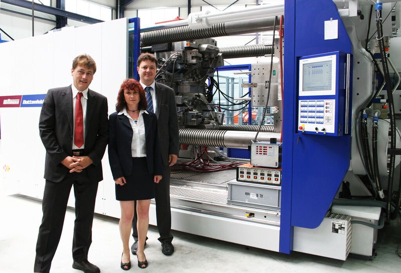 V.l.n.r.: Gerald Ullrich, Annette Ullrich (Geschäftsführung Plastttechnik Hohleborn) und Tobias Theuerkauf (Vertrieb Wittmann Battenfeld) vor der Macro-Power 1000. (Bild: Wittmann Battenfeld)