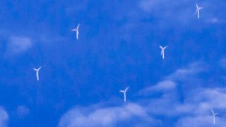 Laut der AG Energiebilanzen wurden im Jahr 2015 auf See über 8 TWh Strom produziert. Dies entspricht dem Strombedarf von über 2 Mio. Haushalten oder etwa 1,4 % der Bruttostromversorgung in Deutschland. (flickr.com/Mike Kniec/Turbines in the Sky)