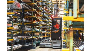 Sichtachsen im Schmalgang: Die Sensorik überwacht laut Hersteller die Regale und erkennt herausragende Lasten. (Bild: Hubtex)