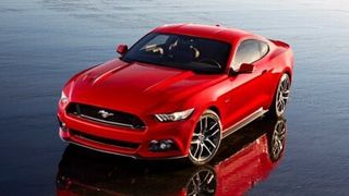 Die Designer des Ford Mustang Fastback-Coupés setzten buchstäblich mit einem weißen Blatt Papier noch einmal ganz von vorne an: Den Charakter dieser Sportwagen-Ikone führten sie jedoch fort. (Foto: Ford)