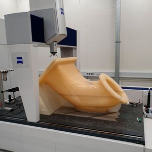 Voluminös und funktional ist dieser bei Herrmann Additive per VFGF-Verfahren gedruckte XXL-Rohrkrümmer für Wasserkraftwerke. Er hält alles aus, was sein muss und kostete den Kunden nur rund die Hälfte von einem konventionell gefertigten Krümmer für die vorgesehene Aufgabe.(Bild:  Herrmann Additive)