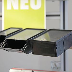 Die Kleinstbehälter W-KLT 2.0 XS und S sind für geringere Bedarfe gedacht und eignen sich zur Versorgung einzelner Arbeitsplätze und damit zur direkten Nutzung an dem jeweiligen Verbrauchsort.(Bild:  Hofmann)