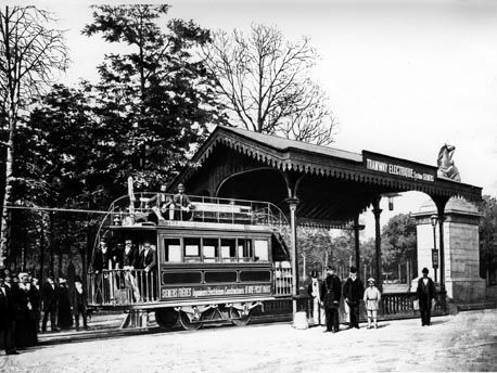 Bild 5: Elektrische Straßenbahn auf der Weltausstellung in Paris 1881 (Siemens-Archiv)