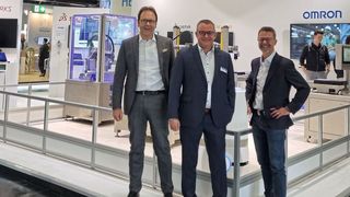 Olaf Gehrels (DRV), Jeroen Buring (Dassault Systèmes) und Helmut Schmid (DRV) (v. l.) verkündeten auf der SPS 2023 Dassault Systèmes' Beitritt zum Deutschen Robotik Verband. (Bild: Dassault Systèmes)